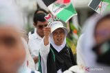 Sejumlah warga melakukan aksi damai bela Palestina di Jalan Gubernur Suryo, Surabaya, Jawa Timur, Sabtu (19/4/2025). Aksi itu sebagai bentuk pembelaan bagi Palestina yang mengalami penderitaan akibat serangan militer Israel. Antara Jatim/Didik Suhartono/um