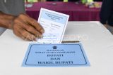 Warga memasukkan surat suara ke dalam kotak pada pemungutan suara ulang (PSU) Pilkada Kabupaten Kutai Kartanegara di TPS 22 Arwana di Tenggarong, Kutai Kartanegara, Kalimantan Timur, Sabtu (19/4/2025). PSU pemilihan Bupati dan Wakil Bupati Kutai Kartanegara itu berlangsung di 1.447 tempat pemungutan suara (TPS) dengan daftar pemilih tetap (DPT) sebanyak 552.469 pemilih di 20 kecamatan pascaputusan Mahkamah Konstitusi (MK). Antara Kaltim/M Risyal Hidayat