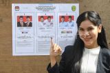 Warga menunjukkan jarinya yang telah dicelupkan ke tinta pada pemungutan suara ulang (PSU) Pilkada Kabupaten Kutai Kartanegara di TPS 22 Arwana di Tenggarong, Kutai Kartanegara, Kalimantan Timur, Sabtu (19/4/2025). PSU pemilihan Bupati dan Wakil Bupati Kutai Kartanegara itu berlangsung di 1.447 tempat pemungutan suara (TPS) dengan daftar pemilih tetap (DPT) sebanyak 552.469 pemilih di 20 kecamatan pascaputusan Mahkamah Konstitusi (MK). Antara Kaltim/M Risyal Hidayat