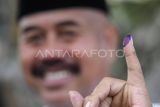Bupati Kutai Kartanegara Edi Damansyah menunjukkan jarinya yang telah dicelupkan ke tinta pada pemungutan suara ulang (PSU) Pilkada Kabupaten Kutai Kartanegara di TPS 22 Arwana di Tenggarong, Kutai Kartanegara, Kalimantan Timur, Sabtu (19/4/2025). PSU pemilihan Bupati dan Wakil Bupati Kutai Kartanegara itu berlangsung di 1.447 tempat pemungutan suara (TPS) dengan daftar pemilih tetap (DPT) sebanyak 552.469 pemilih di 20 kecamatan pascaputusan Mahkamah Konstitusi (MK). Antara Kaltim/M Risyal Hidayat