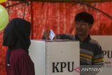 Warga memasukkan surat suara ke dalam kotak suara saat pemungutan suara ulang (PSU) Pilkada Kabupaten Serang di TPS 08 Desa Sindangsari, Petir, Kabupaten Serang, Banten, Sabtu (19/4/2025). PSU pemilihan Bupati dan Wakil Bupati Kabupaten Serang tersebut berlangsung di 2.355 TPS dengan daftar pemilih tetap (DPT) sebanyak 1.225.871 pemilih di 326 desa. ANTARA FOTO/Angga Budhiyanto/gp