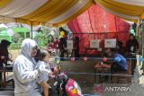 Warga memasukkan surat suara ke dalam kotak suara saat pemungutan suara ulang (PSU) Pilkada Kabupaten Serang di TPS 08 Desa Sindangsari, Petir, Kabupaten Serang, Banten, Sabtu (19/4/2025). PSU pemilihan Bupati dan Wakil Bupati Kabupaten Serang tersebut berlangsung di 2.355 TPS dengan daftar pemilih tetap (DPT) sebanyak 1.225.871 pemilih di 326 desa. ANTARA FOTO/Angga Budhiyanto/gp