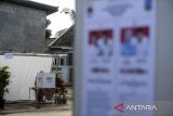 Petugas Kelompok Penyelenggara Pemungutan Suara (KPPS) menggunakan seragam sekolah menuntun warga usai menggunakan haknya pada PSU Pilkada Kabupaten Serang di TPS 05 Nambo Ilir, Kabupaten Serang, Banten, Sabtu (19/4/2025). Penggunaan seragam sekolah oleh petugas KPPS pada pemungutan suara ulang (PSU) Pilkada Kabupaten Serang 2024 tersebut bertujuan untuk menarik perhatian serta meningkatkan partisipasi warga dalam menggunakan hak pilihnya. ANTARA FOTO/Muhammad Bagus Khoirunas/gp
