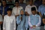 Pasangan calon Bupati dan Wakil Bupati Kabupaten Serang nomor urut 2 Ratu Zakiyah (depan tengah) dan Najib Hamas (depan kanan) memberikan keterangan pers hasil hitung cepat pemungutan suara ulang (PSU) Pilkada Kabupaten Serang di Pabuaran, Kabupaten Serang, Banten, Sabtu (19/4/2025). Berdasarkan hasil hitung cepat versi internal hingga Sabtu (19/4) sore, pasangan Zakiyah-Najib memperoleh suara sekitar 76 persen atau unggul atas pasangan Andika Hazrumy-Nanang Supriatna dengan perolehan suara sekitar 23 persen pada PSU Pilkada Kabupaten Serang. ANTARA FOTO/Angga Budhiyanto/gp