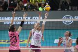 Pevoli Jakarta Popsivo Polwan Shella Bernadheta Onnan (tengah) dan Jessica Ann Mruzik (kanan) menahan bola dari pevoli Gresik Petrokimia Pupuk Indonesia Dhea Cahya Pitaloka (kiri) pada pertandingan Final Four Proliga di GOR Jayabaya, Kota Kediri, Jawa Timur, Jumat (18/4/2025). Jakarta Popsivo Polwan menang dengan skor 3-1 (24-26), (25-17), (25-20), dan (25-16). ANTARA Jatim/Prasetia Fauzani/mas.