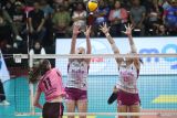 Pevoli Jakarta Popsivo Polwan Jessica Ann Mruzik (tengah) dan Yolla Yuliana (kanan) menahan bola dari pevoli Gresik Petrokimia Pupuk Indonesia Julia Maria Sangiacomo (kiri) pada pertandingan Final Four Proliga di GOR Jayabaya, Kota Kediri, Jawa Timur, Jumat (18/4/2025). Jakarta Popsivo Polwan menang dengan skor 3-1 (24-26), (25-17), (25-20), dan (25-16). ANTARA Jatim/Prasetia Fauzani/mas.