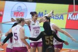 Pevoli Jakarta Popsivo Polwan Shella Bernadheta Onnan (tengah) melakukan selebrasi bersama rekan setimnya saat melawan tim voli Gresik Petrokimia Pupuk Indonesia pada pertandingan Final Four Proliga di GOR Jayabaya, Kota Kediri, Jawa Timur, Jumat (18/4/2025). Jakarta Popsivo Polwan menang dengan skor 3-1 (24-26), (25-17), (25-20), dan (25-16). ANTARA Jatim/Prasetia Fauzani/mas.