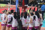 Pevoli Jakarta Popsivo Polwan Jessica Ann Mruzik (kiri) melakukan selebrasi bersama rekan setimnya saat melawan tim voli Gresik Petrokimia Pupuk Indonesia pada pertandingan Final Four Proliga di GOR Jayabaya, Kota Kediri, Jawa Timur, Jumat (18/4/2025). Jakarta Popsivo Polwan menang dengan skor 3-1 (24-26), (25-17), (25-20), dan (25-16). ANTARA Jatim/Prasetia Fauzani/mas.