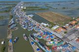 Foto udara sejumlah kapal bersandar disepanjang sungai Prajagumiwang, Karangsong, Indramayu, Jawa Barat, Sabtu (19/4/2025). Kementerian Kelautan dan Perikanan (KKP) menyatakan kapal nelayan tanpa Vessel Monitoring System (VMS) atau perangkat monitoring sistem berbasis sinyal diizinkan beroperasi hingga Desember 2025. ANTARA FOTO/Dedhez Anggara/agr