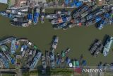 Foto udara kapal bersandar di Sungai Prajagumiwang, Karangsong, Indramayu, Jawa Barat, Sabtu (19/4/2025). Kementerian Kelautan dan Perikanan (KKP) menyatakan kapal nelayan tanpa Vessel Monitoring System (VMS) atau perangkat monitoring sistem berbasis sinyal diizinkan beroperasi hingga Desember 2025. ANTARA FOTO/Dedhez Anggara/agr