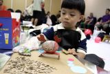Peserta mengikuti lomba menghias telur dalam kegiatan bertajuk Eggciting Easter di Savana Hotel, Malang, Jawa Timur, Sabtu (19/4/2025). Kegiatan tersebut diadakan untuk memeriahkan peringatan Paskah sekaligus mengasah kreatifitas peserta yang terdiri dari anak-anak ANTARA Jatim/Ari Bowo Sucipto/mas.