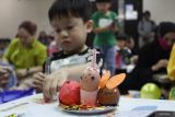 Peserta mengikuti lomba menghias telur dalam kegiatan bertajuk Eggciting Easter di Savana Hotel, Malang, Jawa Timur, Sabtu (19/4/2025). Kegiatan tersebut diadakan untuk memeriahkan peringatan Paskah sekaligus mengasah kreatifitas peserta yang terdiri dari anak-anak ANTARA Jatim/Ari Bowo Sucipto/mas.
