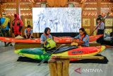 Anggota ekspedisi Wanadri menyiapkan perlengkapan saat pelepasan tim di Pendopo Kota Bandung, Jawa Barat, Sabtu (19/4/2025). Wanadri bersama Pemerintah Kota Bandung melepas sebanyak 50 orang untuk mengikuti tiga eskpedisi yaitu ekspedisi pulau buru yang meliputi pendakian, kayak laut dan pengamatan sosial serta ekspedisi arus deras menggunakan perahu karet di Sungai Kayan Kalimantan Utara dan pendakian 14 puncak gunung es yang memiliki ketinggian 8.000 mdpl di berbagai negara. ANTARA FOTO/Raisan Al Farisi/agr
