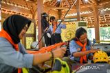 Anggota ekspedisi dari Wanadri menyiapkan perlengkapan saat pelepasan tim di Pendopo Kota Bandung, Jawa Barat, Sabtu (19/4/2025). Wanadri bersama Pemerintah Kota Bandung melepas sebanyak 50 orang untuk mengikuti tiga eskpedisi yaitu ekspedisi pulau buru yang meliputi pendakian, kayak laut dan pengamatan sosial serta ekspedisi arus deras menggunakan perahu karet di Sungai Kayan Kalimantan Utara dan pendakian 14 puncak gunung es yang memiliki ketinggian 8.000 mdpl di berbagai negara. ANTARA FOTO/Raisan Al Farisi/agr
