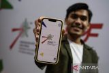 Warga menunjukkan logo peringatan Ke-70 Tahun Konferensi Asia Afrika usai diresmikan di Bandung, Jawa Barat, Jumat (18/4/2025). Pemerintah Kota Bandung meluncurkan logo hasil desain kreatif pemuda Kota Bandung dengan tema Bandung Ibu Kota Asia Afrika sebagai rangkaian peringatan Ke-70 Tahun Konferensi Asia Afrika yang menggelorakan semangat solidaritas, perdamaian dan kemerdekaan antar negara Asia-Afrika. ANTARA FOTO/Novrian Arbi/agr