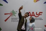 Warga berswafoto dengan latar logo peringatan Ke-70 Tahun Konferensi Asia Afrika usai diresmikan di Bandung, Jawa Barat, Jumat (18/4/2025). Pemerintah Kota Bandung meluncurkan logo hasil desain kreatif pemuda Kota Bandung dengan tema Bandung Ibu Kota Asia Afrika sebagai rangkaian peringatan Ke-70 Tahun Konferensi Asia Afrika yang menggelorakan semangat solidaritas, perdamaian dan kemerdekaan antar negara Asia-Afrika. ANTARA FOTO/Novrian Arbi/agr