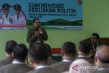 Wali Kota Cimahi Letkol (Purn) Ngatiyana (kiri) didampingi Wakil Wali Kota Cimahi Adhitia Yudisthira (kanan) memberikan sambutan pada pembukaan retret bagi Aparatur Sipil Negara (ASN) Pemkot Cimahi di Dodik Bela Negara Rindam III Siliwangi, Lembang, Kabupaten Bandung Barat, Jawa Barat, Jumat (18/4/2025). Sebanyak 70 ASN eselon 3 dan eselon 2 di lingkungan Pemkot Cimahi mengikuti retret atau pembekalan bertajuk Sinkronisasi Kebijakan Politik Kepala Daerah Pemerintah Kota Cimahi Tahun 2025 selama tiga hari yang bertujuan untuk meningkatkan kerja sama dan menguatkan jiwa korsa. ANTARA FOTO/Abdan Syakura/agr