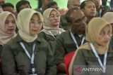 Aparatur Sipil Negara (ASN) Pemkot Cimahi mengikuti pembukaan retret di Dodik Bela Negara Rindam III Siliwangi, Lembang, Kabupaten Bandung Barat, Jawa Barat, Jumat (18/4/2025). Sebanyak 70 ASN eselon 3 dan eselon 2 di lingkungan Pemkot Cimahi mengikuti retret atau pembekalan bertajuk Sinkronisasi Kebijakan Politik Kepala Daerah Pemerintah Kota Cimahi Tahun 2025 selama tiga hari yang bertujuan untuk meningkatkan kerja sama dan menguatkan jiwa korsa. ANTARA FOTO/Abdan Syakura/agr
