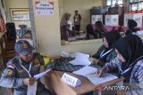 Petugas KPPS menunggu partisipasi warga saat pemungutan suara ulang di TPS 006 di Desa Margaluyu, Kecamatan Manonjaya, Kabupaten Tasikmalaya, Jawa Barat, Sabtu (19/4/2025). Sebanyak 491 pemilih di tps tersebut menggunakan hak pilihnya pada pemungutan suara ulang (PSU) pemilihan Bupati dan Wakil Bupati Tasikmalaya. ANTARA FOTO/Adeng Bustomi/agr
