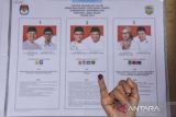 Warga menunjukan jari yang ditandai tinta setalah menggunakan hak pilih di TPS 006 di Desa Margaluyu, Kecamatan Manonjaya, Kabupaten Tasikmalaya, Jawa Barat, Sabtu (19/4/2025). Sebanyak 491 pemilih di tps tersebut menggunakan hak pilihnya pada pemungutan suara ulang (PSU) pemilihan Bupati dan Wakil Bupati Tasikmalaya. ANTARA FOTO/Adeng Bustomi/agr
