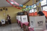 Warga menggunakan hak pilih di TPS 006 di Desa Margaluyu, Kecamatan Manonjaya, Kabupaten Tasikmalaya, Jawa Barat, Sabtu (19/4/2025). Sebanyak 491 pemilih di tps tersebut menggunakan hak pilihnya pada pemungutan suara ulang (PSU) pemilihan Bupati dan Wakil Bupati Tasikmalaya. ANTARA FOTO/Adeng Bustomi/agr

