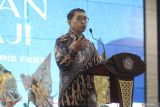 Menteri Kebudayaan Fadli Zon berpidato saat pencanangan Hari Keris Nasional di Gedung Sasana Krida, Universitas Brawijaya, Malang, Jawa Timur, Sabtu (19/4/2025). Pencanangan Hari Keris Nasional yakni tanggal 19 April tersebut merupakan pengakuan resmi dari pemerintah sebagai upaya pelestarian dan peningkatan kesadaran masyarakat tentang pentingnya keris sebagai warisan budaya nasional. ANTARA Jatim/Ari Bowo Sucipto/mas.