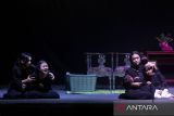 Kelompok Layung Reborn dari SMAN 4 Cimahi mementaskan pertunjukan teater pada Hari Teater Dunia (Hatedu) Kota Cimahi 2025 di Gor Sangkuriang Cimahi, Jawa Barat, Sabtu (19/4/2025). Kegiatan yang diselenggarakan Masyarakat Teater Cimahi (Masteci) tersebut diikuti belasan komunitas teater tingkat SMP, SMA, perguruan tinggi, dan umum yang bertujuan untuk memberikan ruang ekspresi serta mendukung penyaluran bakat dan minat siswa di bidang seni sekaligus memperingati Hari Teater Sedunia. ANTARA FOTO/Abdan Syakura/agr
