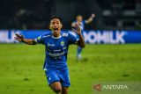 Pesepak bola Persib Bandung Beckham Putra melakukan seleberasi usai mencetak gol ke gawang Bali United saat pertandingan BRI Liga 1 di Stadion Gelora Bandung Lautan Api (GBLA), Bandung, Jawa Barat, Jumat (18/4/2025). Pertandingan tersebut dimenangkan oleh Persib Bandung dengan skor 2-1. ANTARA FOTO/Raisan Al Farisi/agr