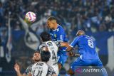 Pesepak bola Persib Bandung Gustavo Franca (kedua kanan) menyundul bola yang berbuah gol ke gawang Bali United saat pertandingan BRI Liga 1 di Stadion Gelora Bandung Lautan Api (GBLA), Bandung, Jawa Barat, Jumat (18/4/2025). Pertandingan tersebut dimenangkan oleh Persib Bandung dengan skor 2-1. ANTARA FOTO/Raisan Al Farisi/agr