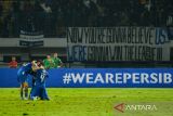 Pesepak bola Persib Bandung melakukan seleberasi usai mencetak gol ke gawang Bali United saat pertandingan BRI Liga 1 di Stadion Gelora Bandung Lautan Api (GBLA), Bandung, Jawa Barat, Jumat (18/4/2025). Pertandingan tersebut dimenangkan oleh Persib Bandung dengan skor 2-1. ANTARA FOTO/Raisan Al Farisi/agr