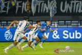 Pesepak bola Persib Bandung Ciro Alves (kanan) berebut bola dengan pesepak bola Bali United I Made Andhika (tengah) dan Elias Dolah (kiri) saat pertandingan BRI Liga 1 di Stadion Gelora Bandung Lautan Api (GBLA), Bandung, Jawa Barat, Jumat (18/4/2025). Pertandingan tersebut dimenangkan oleh Persib Bandung dengan skor 2-1. ANTARA FOTO/Raisan Al Farisi/agr