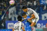 Pesepak bola Persib Bandung Ciro Alves (tengah) berebut bola dengan pesepak bola Bali United Elias Dolah (kanan) dan Kadek Arel (kiri) saat pertandingan BRI Liga 1 di Stadion Gelora Bandung Lautan Api (GBLA), Bandung, Jawa Barat, Jumat (18/4/2025). Pertandingan tersebut dimenangkan oleh Persib Bandung dengan skor 2-1. ANTARA FOTO/Raisan Al Farisi/agr