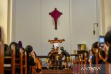 Anggota Orang Muda Katolik (OMK) Santo Borromeus mempergakan adegan dalam visualisasi Jalan Salib saat peringatan Jumat Agung di Gereja Kapel Katolik Hati Kudus Yesus Borromeus di Bandung, Jawa Barat, Jumat (18/4/2025). Prosesi yang menggambarkan kesengsaraan Yesus hingga wafatnya tersebut merupakan rangkaian perayaan Paskah. ANTARA FOTO/Raisan Al Farisi/agr
