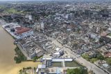 Foto udara Stasiun Pompa Asam di hilir Sungai Asam dan kawasan pertokoan di Pasar Jambi, Jambi, Jumat (18/4/2025). Pemerintah Kota Jambi mengalokasikan dana sebesar Rp5 miliar yang didukung dana tambahan sebesar Rp25 miliar dari Pemerintah Provinsi Jambi dan Rp45 miliar dari Pemerintah Pusat untuk membebaskan lahan dan menormalisasi alur Sungai Asam sebagai upaya pengendalian banjir di kota itu. ANTARA FOTO/Wahdi Septiawan/YU