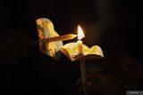 Umat Katolik menyalakan lilin saat melaksanakan ibadah Misa Malam Paskah di Gereja Katolik Kelahiran Santa Perawan Maria di Jalan Kepanjen, Surabaya, Jawa Timur, Sabtu (19/4/2025). Misa malam Paskah tersebut menjadi penghayatan kebangkitan Yesus. Antara Jatim/Didik Suhartono/um