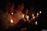 Umat Katolik melaksanakan ibadah Misa Malam Paskah di Gereja Katolik Kelahiran Santa Perawan Maria di Jalan Kepanjen, Surabaya, Jawa Timur, Sabtu (19/4/2025). Misa malam Paskah tersebut menjadi penghayatan kebangkitan Yesus. Antara Jatim/Didik Suhartono/um