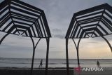 Sejumlah warga berolahraga di kawasan pantai panjang Kota Bengkulu, Bengkulu, 19/4/205). Berdasarkan data Badan Pusat Statistik (BPS) angka harapan hidup (AHH) masyarakat Indonesia sejak lahir, pada tahun 2022-2024 mengalami pertumbuhan yang masing-masingnya pada laki-laki mulai dari 69 tahun menjadi 70,17 tahun dan 70,32 tahun, sementara pada perempuan yakni 73 tahun kemudian naik menjadi 74 tahun. ANTARA FOTO/Muhammad Izfaldi