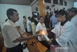 Sejumlah jemaat menyalakan lilin saat mengikuti Misa Vigili Paskah di Gereja Santo Yohanes Kota Bengkulu, Bengkulu, Selasa (19/4/2025). Misa malam tirakatan kebangkitan Kristus yang diikuti ratusan umat kristiani tersebut merupakan rangkaian dari pekan suci 2025. ANTARA FOTO/Muhammad Izfaldi