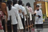 Sejumlah jemaat menyalakan lilin saat mengikuti Misa Vigili Paskah di Gereja Santo Yohanes Kota Bengkulu, Bengkulu, Selasa (19/4/2025). Misa malam tirakatan kebangkitan Kristus yang diikuti ratusan umat kristiani tersebut merupakan rangkaian dari pekan suci 2025. ANTARA FOTO/Muhammad Izfaldi