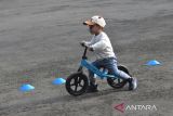 Anak-anak memacu sepeda dorong saat latihan perdana bersama di Kota Bengkulu, Bengkulu, Minggu (20/4/2025). Latihan bersama yang diinisiasi Komunitas Push Bike Bengkulu diruang terbuka tersebut selain melatih keseimbangan dan menumbuhkan rasa percaya diri pada anak juga untuk memperkenalkan olahraga sepeda dorong itu kepada khalayak ramai. ANTARA FOTO/Muhammad Izfaldi