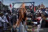 Pengunjuk rasa membakar boneka replika Perdana Menteri Israel Benjamin Netanyahu saat Aksi Peduli Palestina di Taman Elektrik, Kota Tangerang, Banten, Minggu (20/4/2025). Mereka mendukung kemerdekaan Palestina sekaligus mengecam pembantaian warga Gaza oleh Israel. ANTARA FOTO/Putra M. Akbar/gp