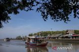 Wisatawan menaiki perahu untuk berkeliling di sekitar kawasan Wisata Mangrove Pancer, Kasemen, Kota Serang, Banten, Minggu (20/4/2025). Kementerian Pariwisata berkomitmen untuk mengarahkan pembangunan pariwisata ke arah yang lebih ramah lingkungan dan berbasis masyarakat dengan memaksimalkan lima program unggulan yaitu Gerakan Wisata Bersih, Tourism 5.0, Pariwisata Naik Kelas, Event dengan Intellectual Property Indonesia, serta pembinaan masyarakat dan penguatan kapasitas lokal. ANTARA FOTO/Angga Budhiyanto/gp