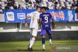 Pesepak bola Persita Tangerang Hardianto (kanan) bersitegang dengan pesepak bola Arema FC Julian Guevara (kiri) pada pertandingan BRI Liga 1 2024/2025 di Stadion Indomilk Arena, Kabupaten Tangerang, Banten, Minggu (20/4/2025). Persita Tangerang berhasil mengalahkan Arema FC dengan skor 3 - 2. ANTARA FOTO/Galih Pradipta