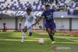 Pesepak bola Persita Tangerang Marios Ogkampoe (kanan) berusaha melewati hadangan pesepak bola Arema FC Achmad Maulana (kiri) pada pertandingan BRI Liga 1 2024/2025 di Stadion Indomilk Arena, Kabupaten Tangerang, Banten, Minggu (20/4/2025). Persita Tangerang berhasil mengalahkan Arema FC dengan skor 3 - 2. ANTARA FOTO/Galih Pradipta