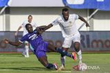 Pesepak bola Persita Tangerang Sandro Embalo (kiri) berusaha menghadang pesepak bola Arema FC Charles Lokolingoy (kanan) pada pertandingan BRI Liga 1 2024/2025 di Stadion Indomilk Arena, Kabupaten Tangerang, Banten, Minggu (20/4/2025). Persita Tangerang berhasil mengalahkan Arema FC dengan skor 3 - 2. ANTARA FOTO/Galih Pradipta