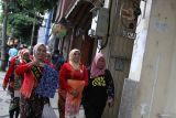 Peserta mengikuti Pawai Kebaya di koridor kawasan pertokoan Kayutangan Heritage, Malang, Jawa Timur, Minggu (20/4/2025). Pawai dalam rangka memperingati Hari Kartini tersebut diikuti ratusan peserta dari berbagai komunitas penggemar kebaya maupun perajin batik. ANTARA Jatim/Ari Bowo Sucipto/mas.