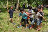 Sejumlah anak-anak bermain permainan tradisional saat gelaran acara Ruang Perempuan Bersuara di Omah Sinau Gesang, Kecamatan Tempeh, Lumajang, Jawa Timur, Minggu (20/4/2025). Kegiatan yang digelar oleh komunitas literasi Majang Buku tersebut bertujuan untuk memberikan ruang pada para perempuan untuk bersuara dengan sejumlah rangkaian acara seperti sesi panggung terbuka yang diisi dengan monolog, pembacaan puisi, orasi dan sesi refleksi diri juga menampilkan seni mural langsung atau live mural, lapak buku penulis perempuan, musikalisasi puisi dan penampilan teater dalam rangka memperingati hari Kartini yang jatuh pada hari Senin (21/4). ANTARA Jatim/Irfan Sumanjaya/mas.