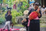 Kelompok Pagak Ruwat menampilkan seni teater saat gelaran acara Ruang Perempuan Bersuara di Omah Sinau Gesang, Kecamatan Tempeh, Lumajang, Jawa Timur, Minggu (20/4/2025). Kegiatan yang digelar oleh komunitas literasi Majang Buku tersebut bertujuan untuk memberikan ruang pada para perempuan untuk bersuara dengan sejumlah rangkaian acara seperti sesi panggung terbuka yang diisi dengan monolog, pembacaan puisi, orasi dan sesi refleksi diri juga menampilkan seni mural langsung atau live mural, lapak buku penulis perempuan, musikalisasi puisi dan penampilan teater dalam rangka memperingati hari Kartini yang jatuh pada hari Senin (21/4). ANTARA Jatim/Irfan Sumanjaya/mas.