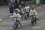 Anak-anak memacu sepeda dorong saat latihan perdana bersama di Kota Bengkulu, Bengkulu, Minggu (20/4/2025). Latihan bersama yang diinisiasi Komunitas Push Bike Bengkulu diruang terbuka tersebut selain melatih keseimbangan dan menumbuhkan rasa percaya diri pada anak juga untuk memperkenalkan olahraga sepeda dorong itu kepada khalayak ramai. ANTARA FOTO/Muhammad Izfaldi