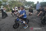 Anak-anak memacu sepeda dorong saat latihan perdana bersama di Kota Bengkulu, Bengkulu, Minggu (20/4/2025). Latihan bersama yang diinisiasi Komunitas Push Bike Bengkulu diruang terbuka tersebut selain melatih keseimbangan dan menumbuhkan rasa percaya diri pada anak juga untuk memperkenalkan olahraga sepeda dorong itu kepada khalayak ramai. ANTARA FOTO/Muhammad Izfaldi